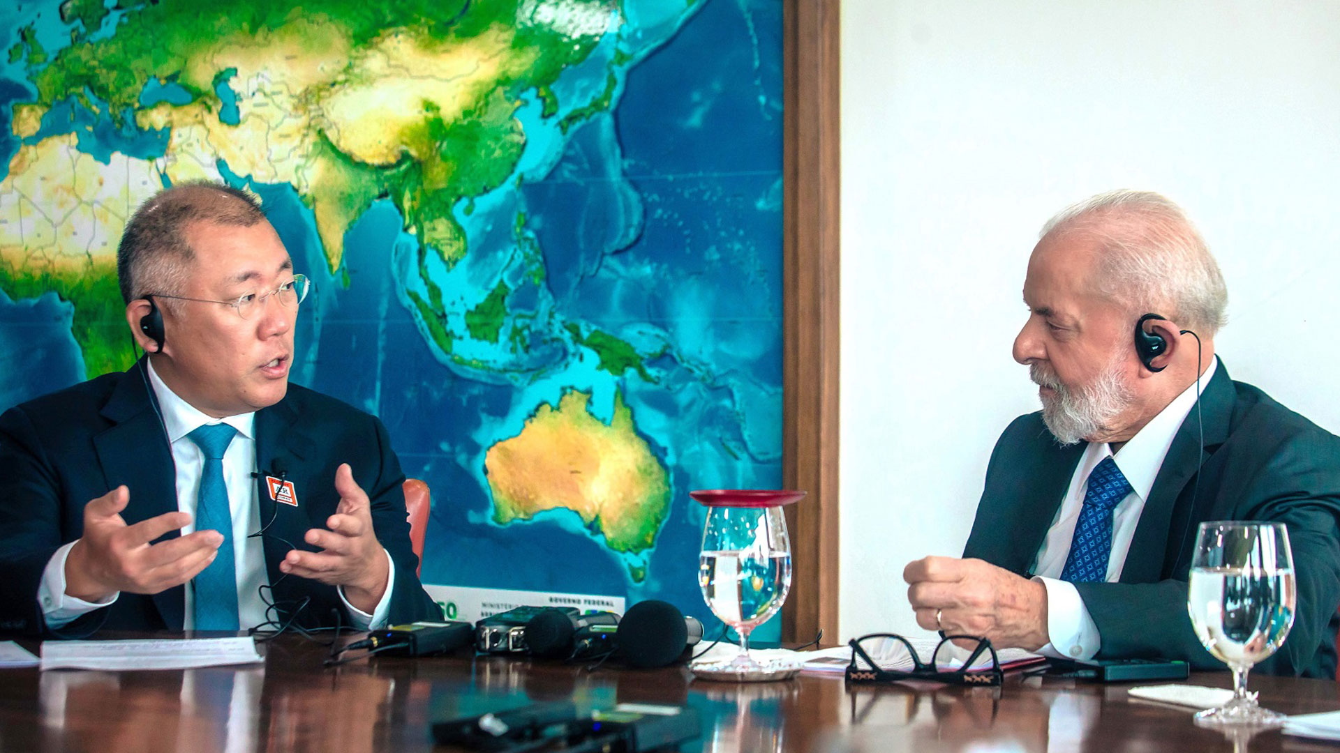 룰라 대통령(사진 오른쪽)이 정의선 회장(사진 왼쪽)의 발언을 경청하고 있다. / 사진 = 현대자동차그룹 제공