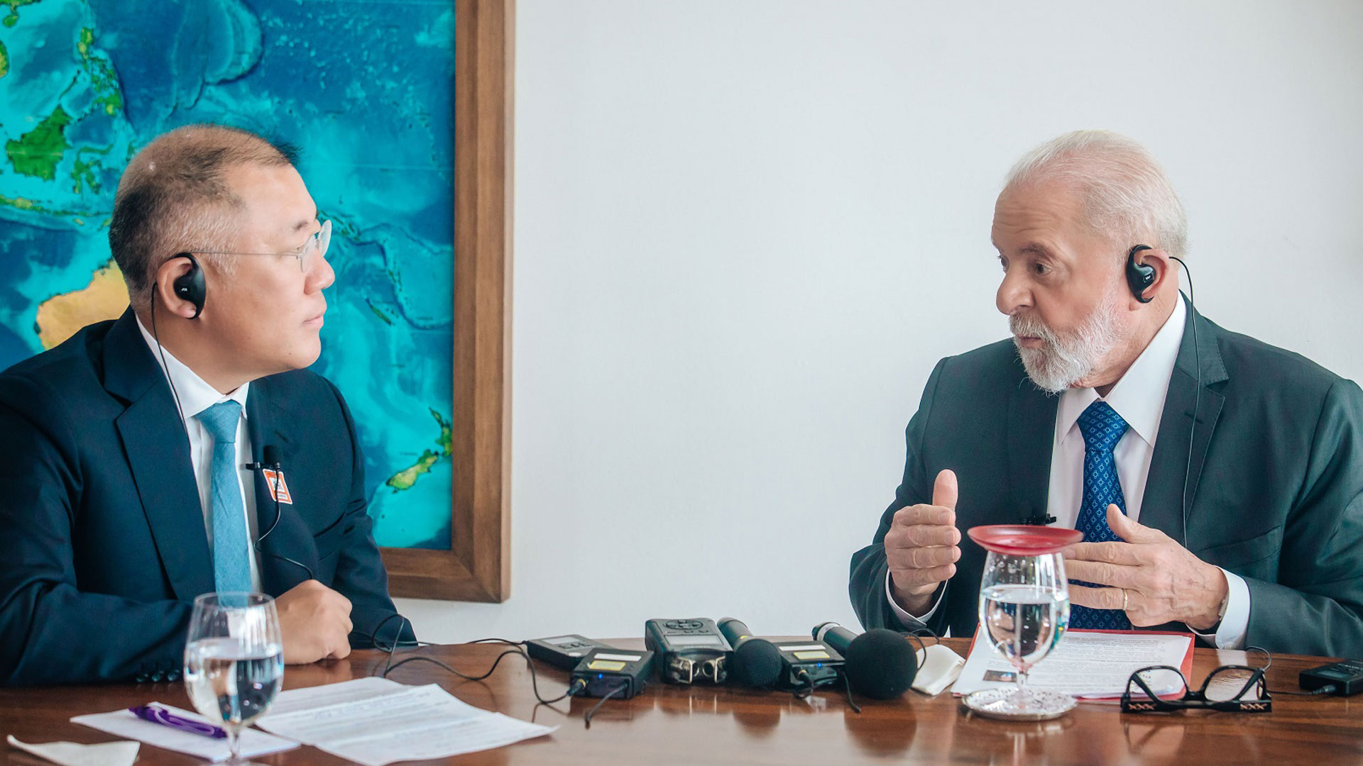 정의선 회장(사진 왼쪽)이 룰라 대통령(사진 오른쪽)의 발언을 경청하고 있다. / 사진 = 현대자동차그룹 제공