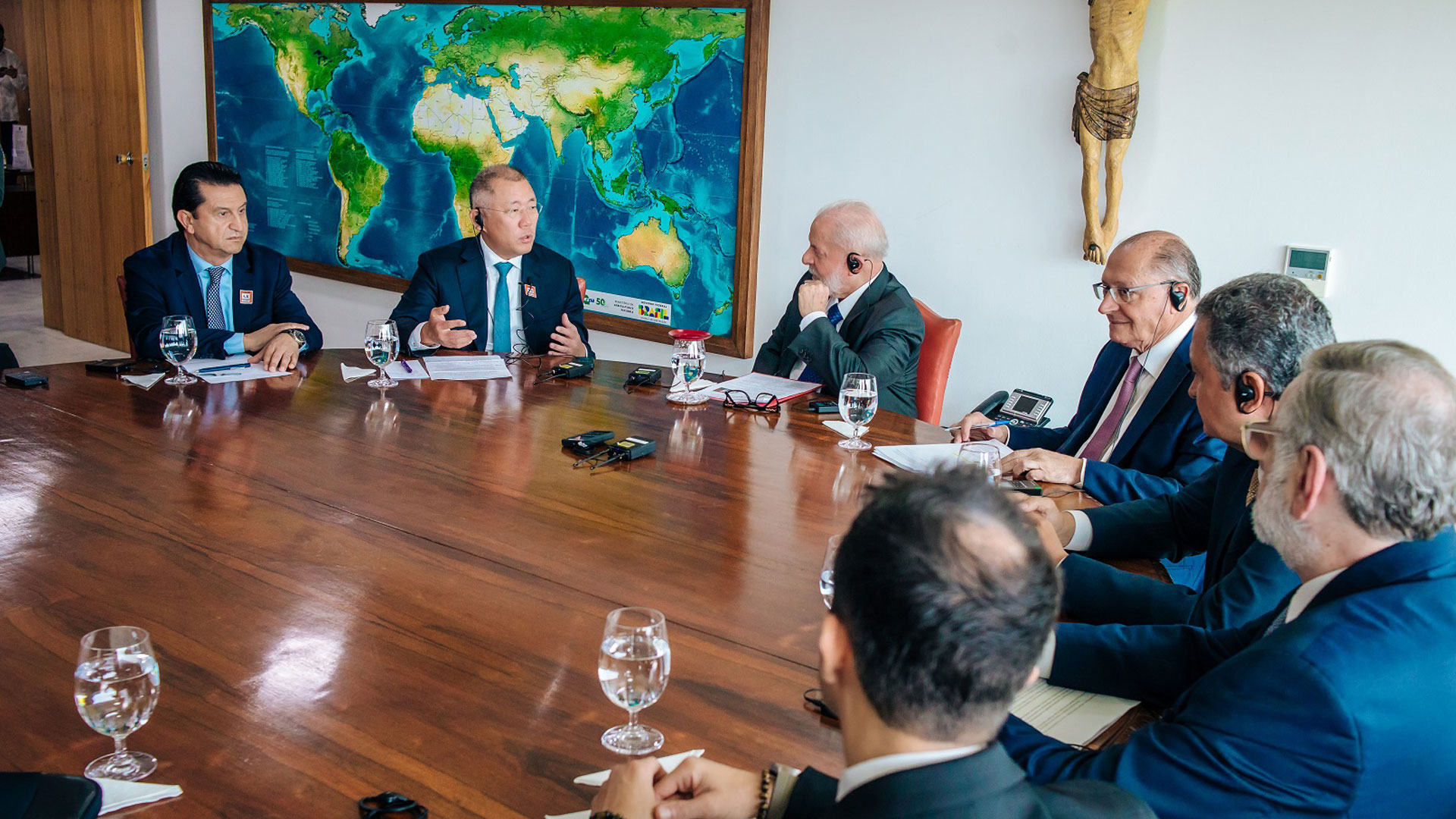 정의선 회장(사진 왼쪽에서 두 번째)이 룰라 대통령 (사진 왼쪽에서 세 번째), 제랄도 알크민 부통령(사진 왼쪽에서 네 번째) 등 브라질 정부 관계자들과 면담하고 있다. / 사진 = 현대자동차그룹 제공