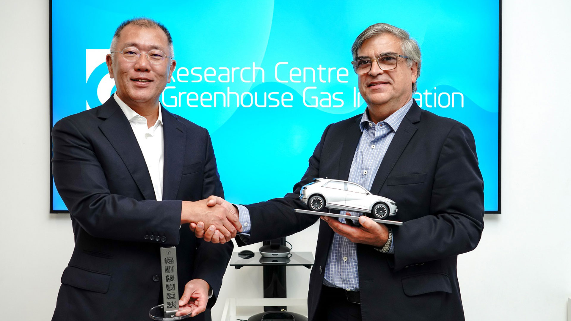 22일(현지시간) 정의선 회장(사진 왼쪽)과 카를로스 길베르토 칼리로티 주니어(사진 오른쪽) 상파울루대학 총장이 만나 아이오닉 5 모형을 들고 기념 촬영을 하고 있다. / 사진 = 현대자동차그룹 제공