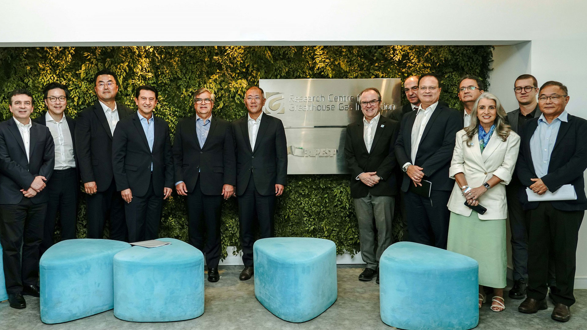 정의선 회장(사진 왼쪽에서 여섯 번째)이 카를로스 길베르토 칼리로티 주니어(사진 왼쪽에서 다섯 번째) 상파울루대학 총장, 줄리오 로마노 메넹니 상파울루대학 온실가스 혁신센터 센터장(사진 오른쪽에서 일곱 번째) 등 관계자들을 만나 친환경 분야 인재육성 및 산학협력 방안에 대해서 의견을 나누고 기념 촬영을 하고 있다. / 사진 = 현대자동차그룹 제공