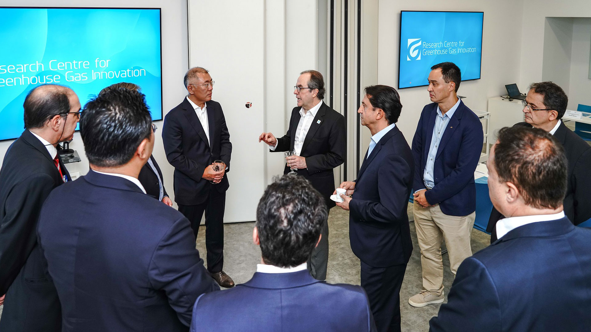 정의선 회장이 상파울루대학 온실가스 혁신센터에서 관계자들을 만나 친환경 연구 및 관련 프로젝트에 대한 설명을 듣고 있다. / 사진 = 현대자동차그룹 제공