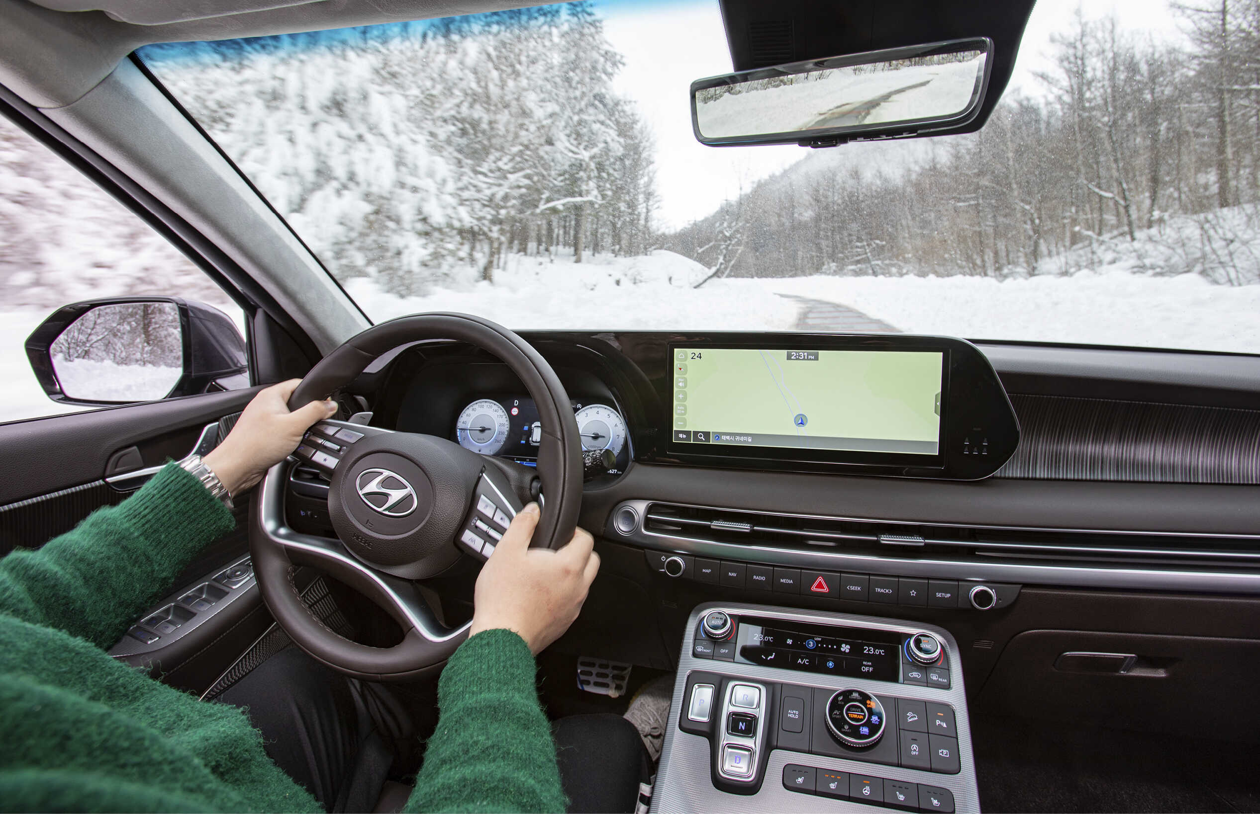 팰리세이드를 운전하는 모습