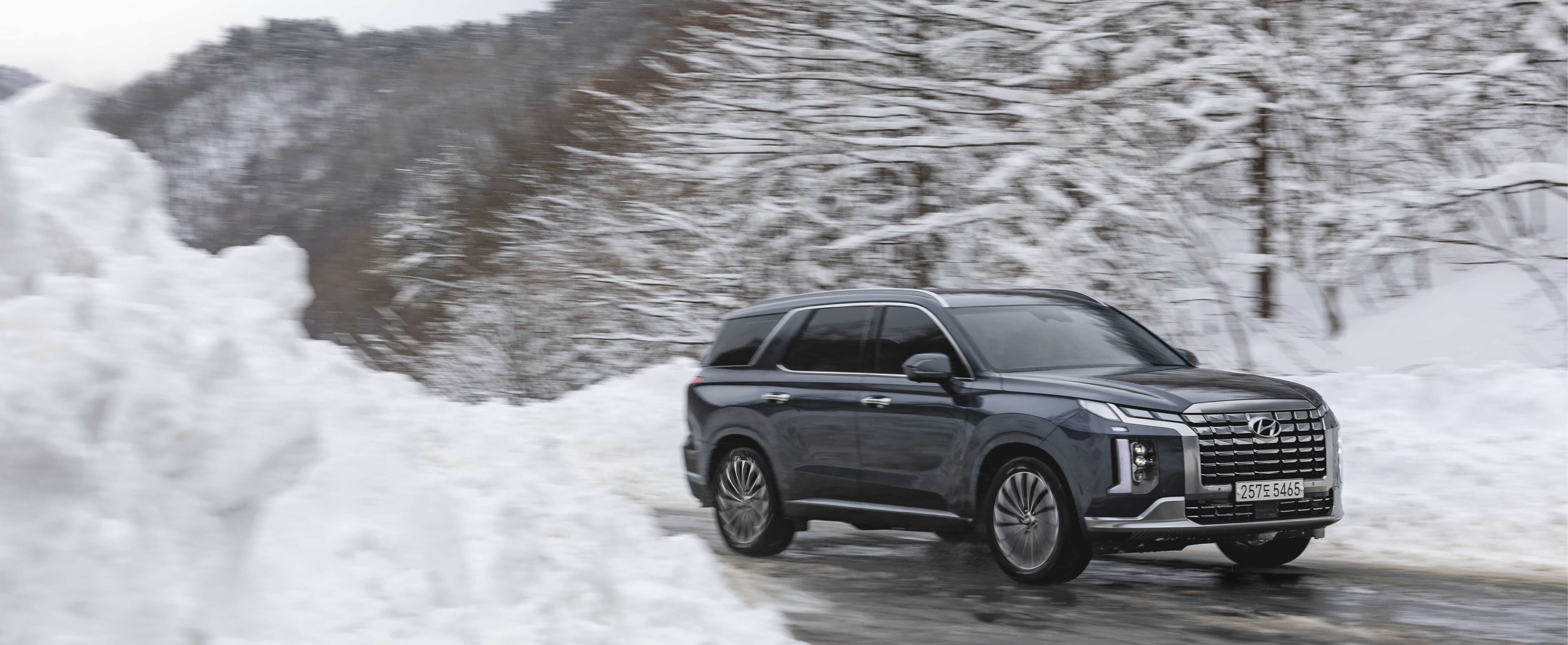 높이 쌓인 눈 사이로 달리는 팰리세이드