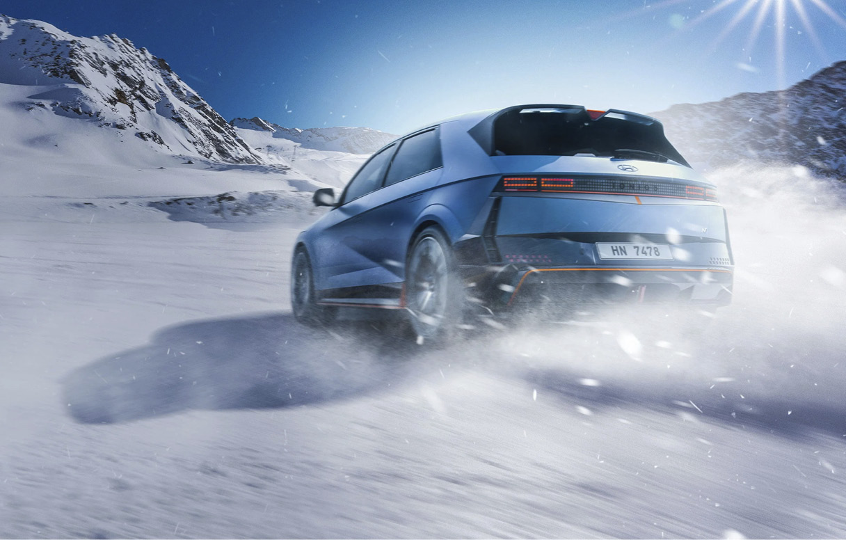 현대자동차 아이오닉 5 N이 눈 위를 주행하는 모습