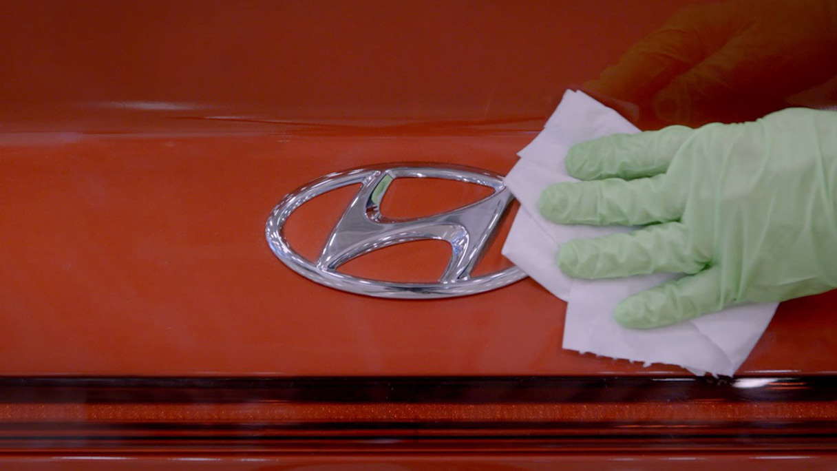 현대자동차 공장에서 엠블럼을 닦는 모습