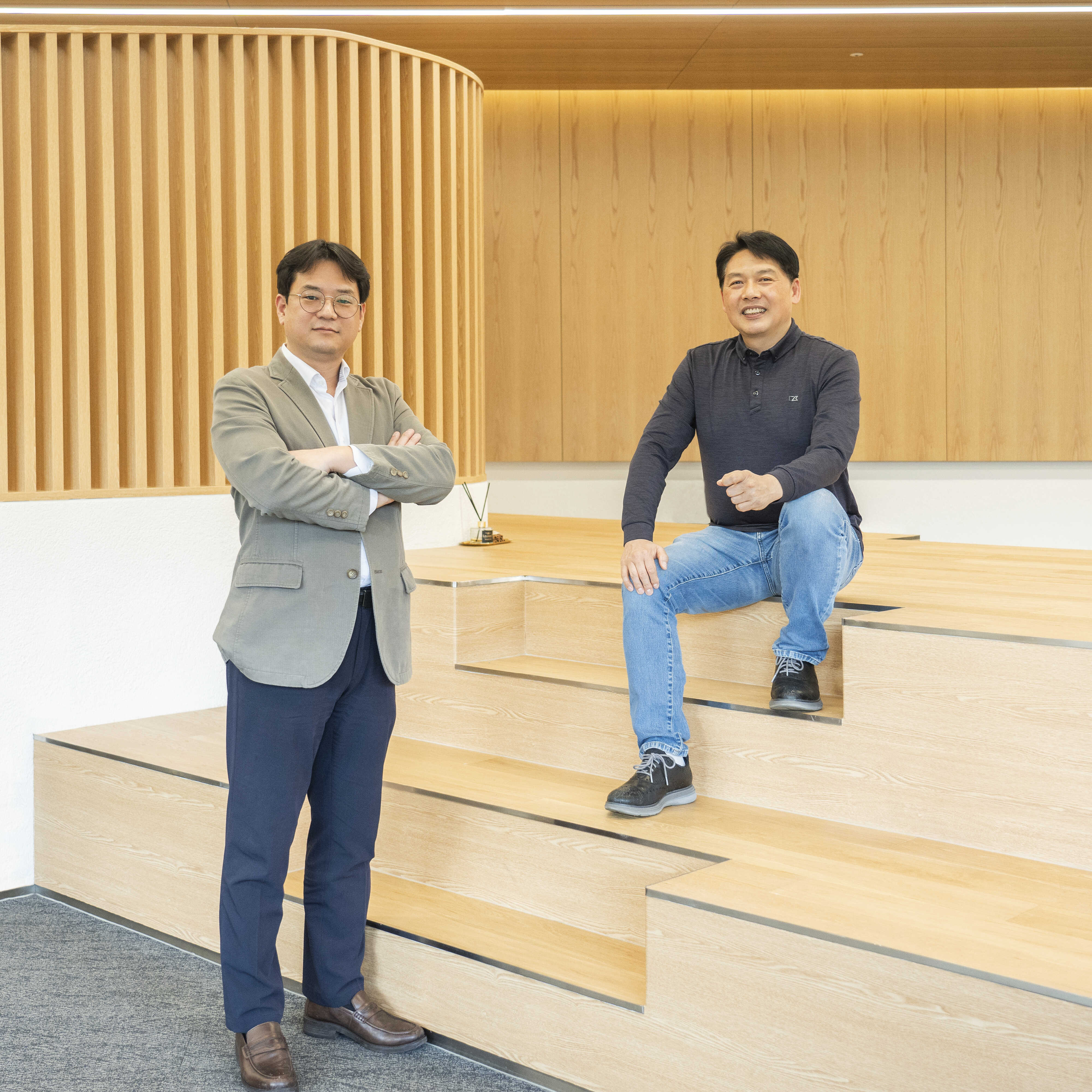 남성 두 명이 정면을 향해 포즈를 취한 모습