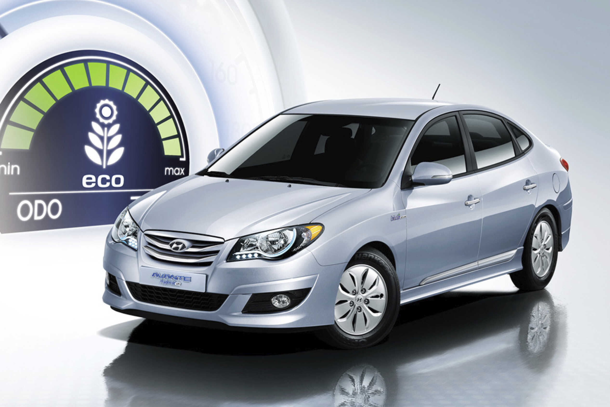 은색 소형 세단의 전측면과 계기판 일부를 크게 형상화한 배경 모습