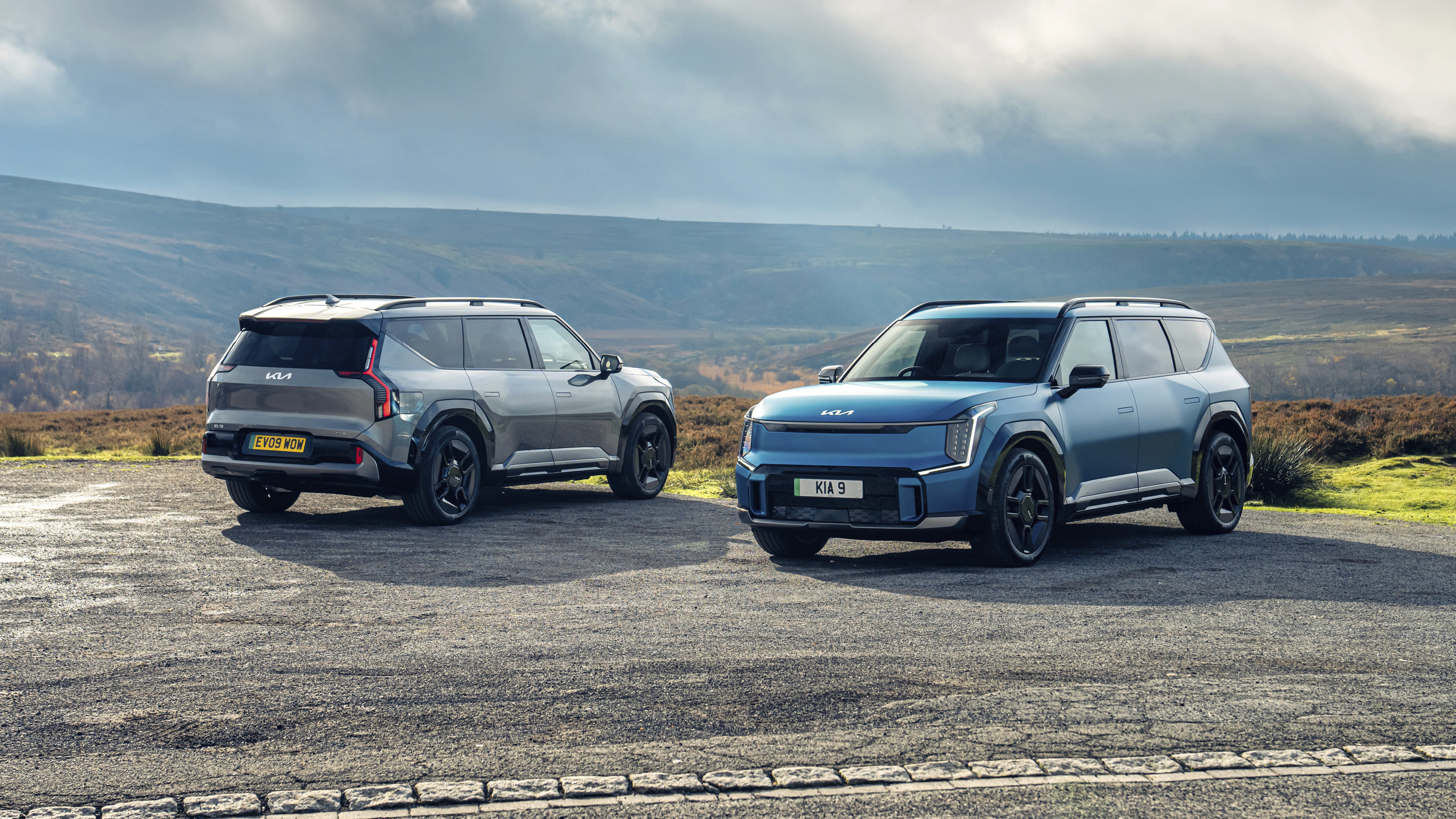 기아 EV9의 전측면과 후측면 모습