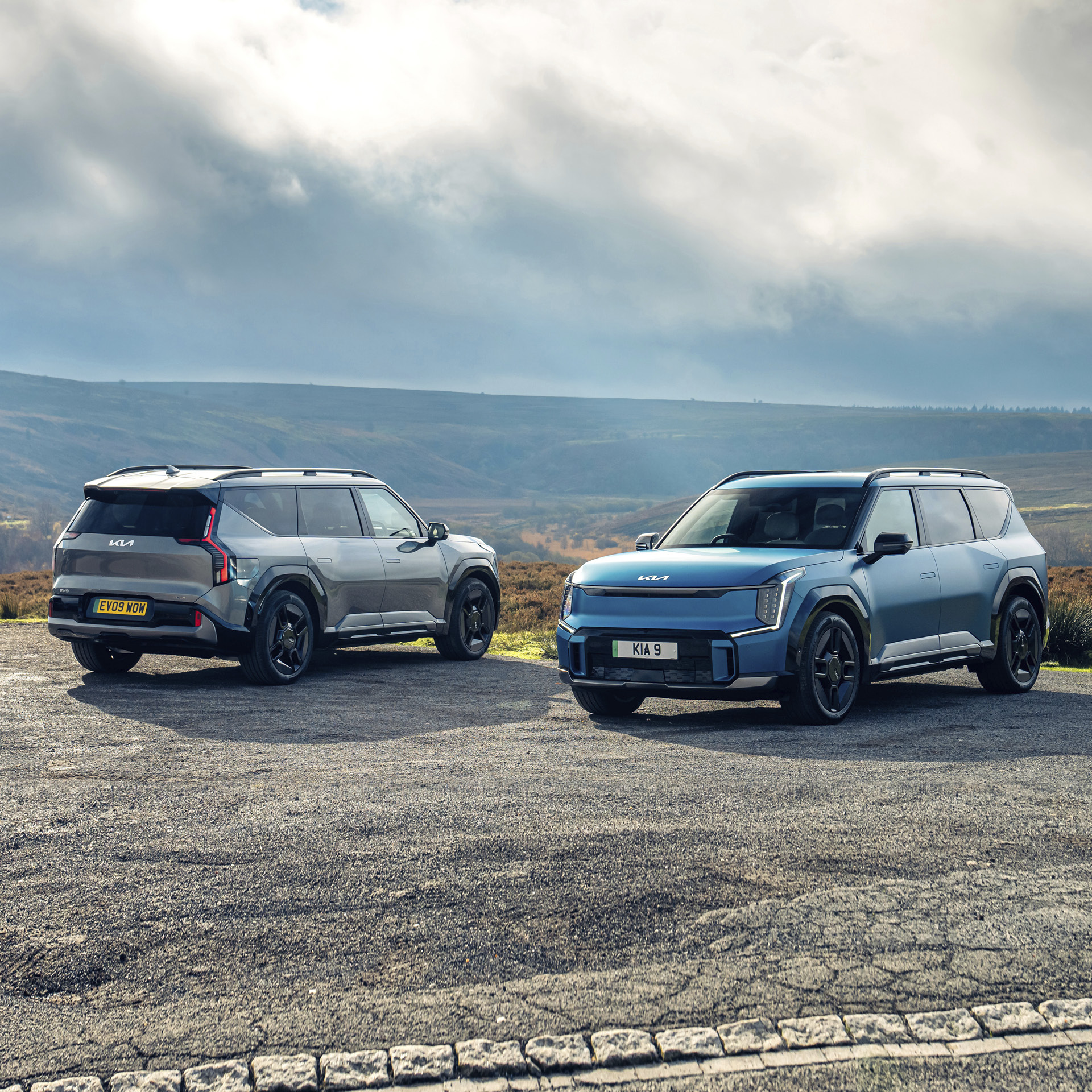 기아 EV9의 전측면과 후측면 모습