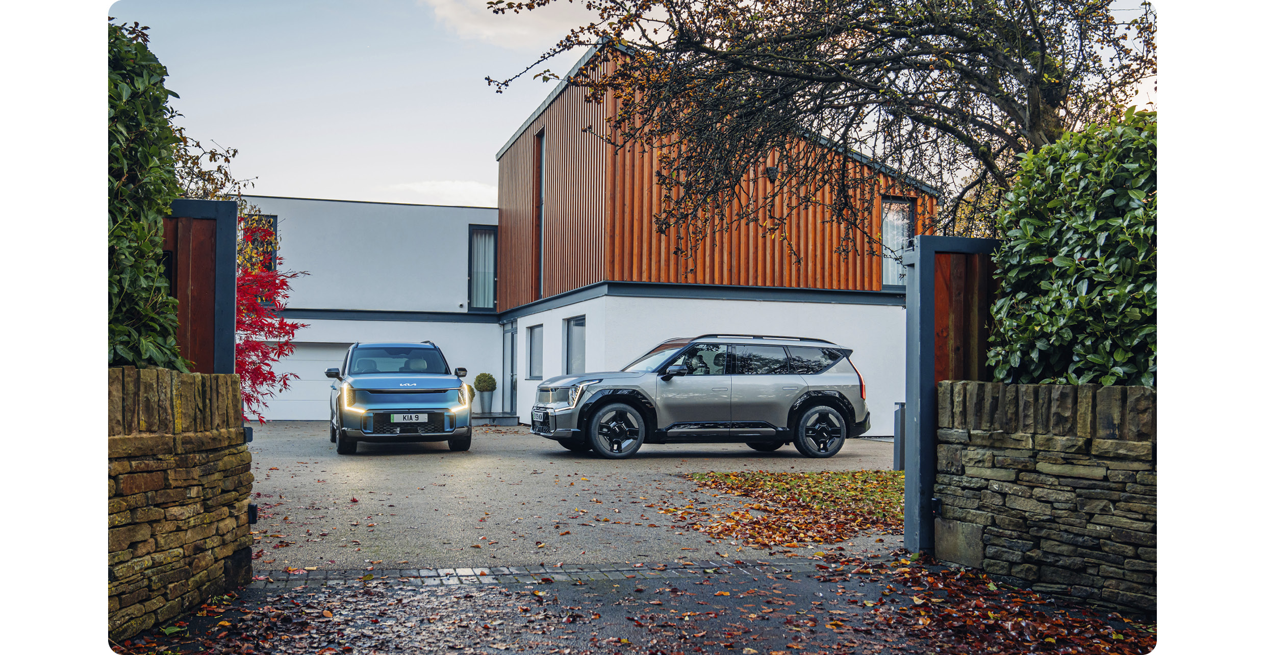 정차해 있는 2대의 기아 EV9