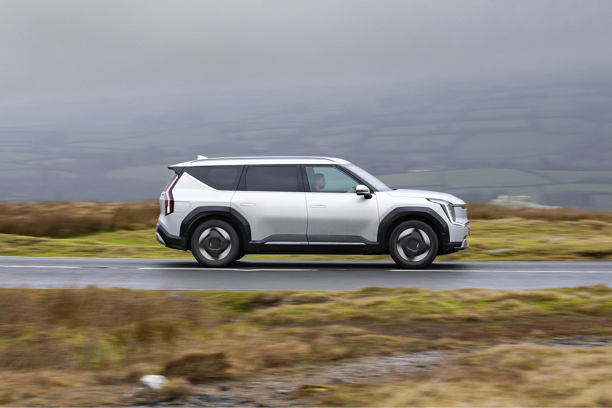 기아 EV9이 주행하는 모습