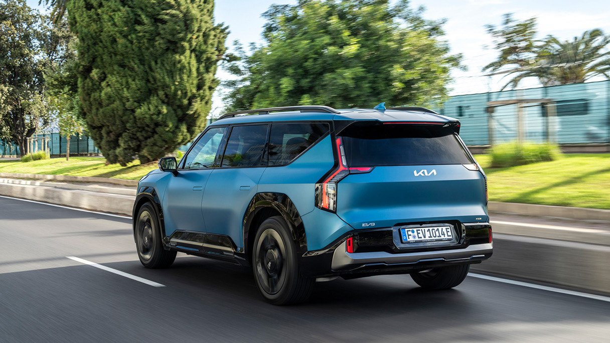 기아 EV9이 주행하는 모습