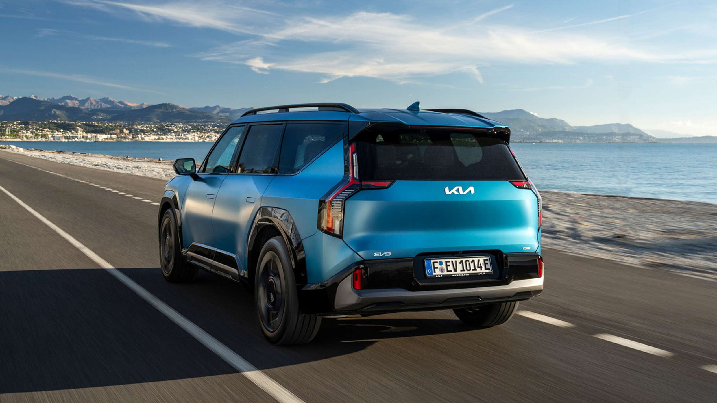 기아 EV9이 주행하는 모습