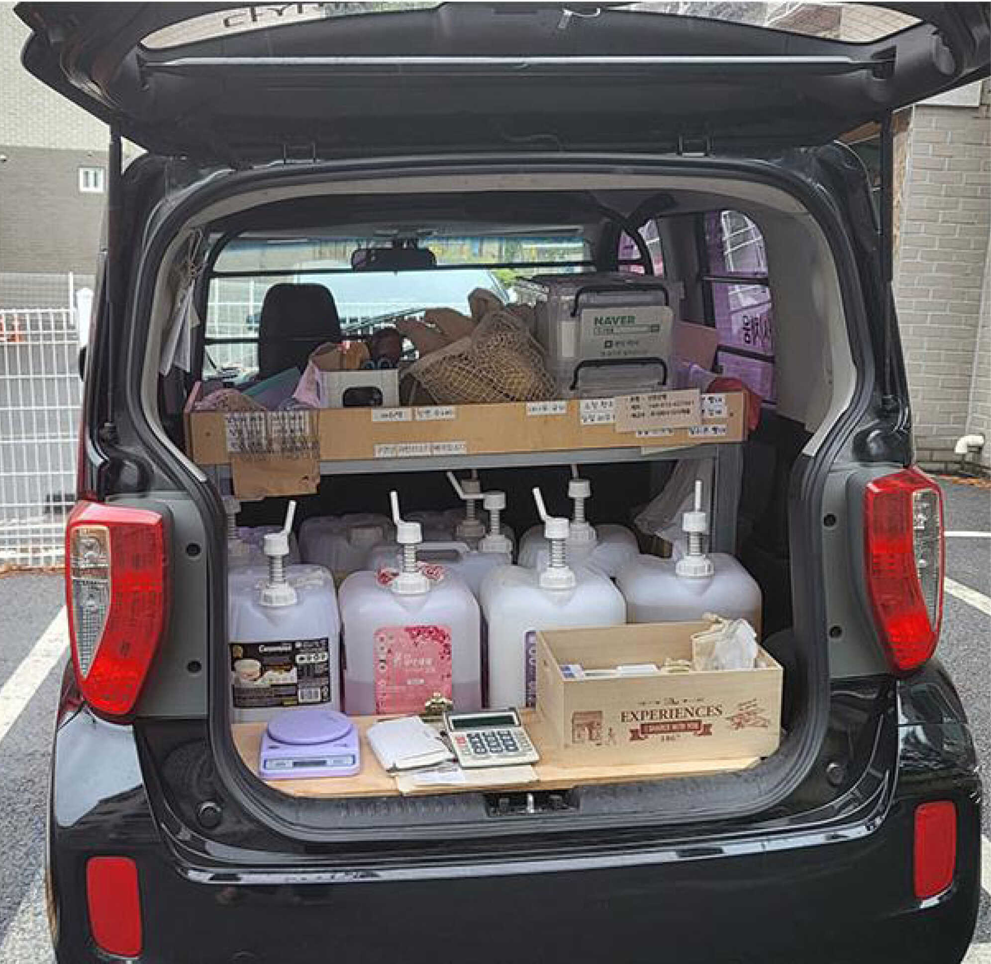 차량 트렁크에 적재되어 있는 각종 물품의 모습