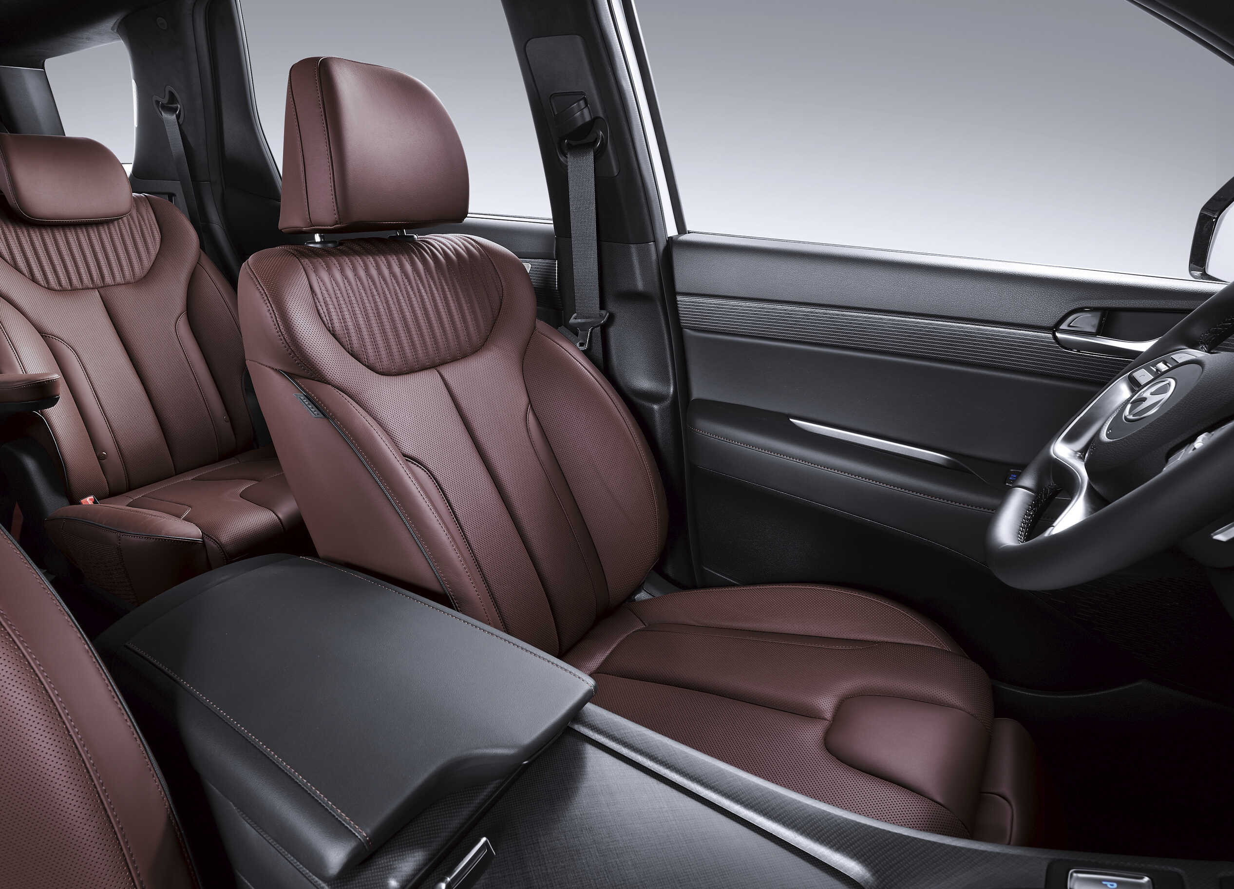 붉은색 가죽과 검은색 실내 조합의 1열 모습