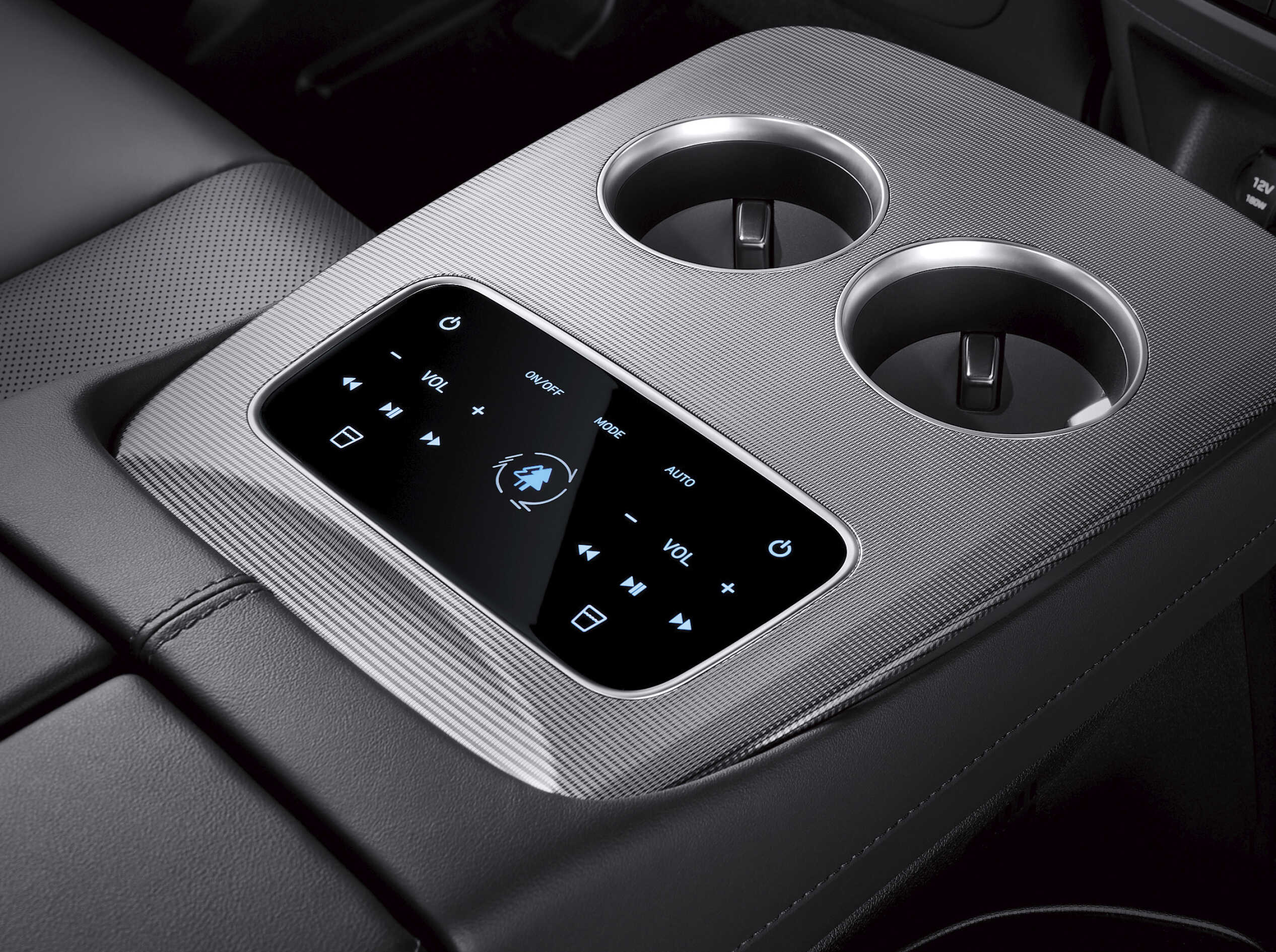 2열 센터 콘솔 암레스트 컵홀도와 터치 스위치를 가까이 클로즈업한 모습