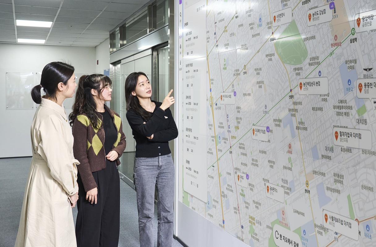 맛집 로드 서비스를 개발한 이상희 책임연구원과 신수연 연구원 이한송 연구원이 지도를 보고 이야기를 나누는 모습