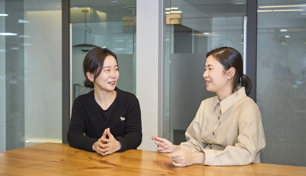 의견을 주고 받는 이한송 연구원과 이상희 책임연구원