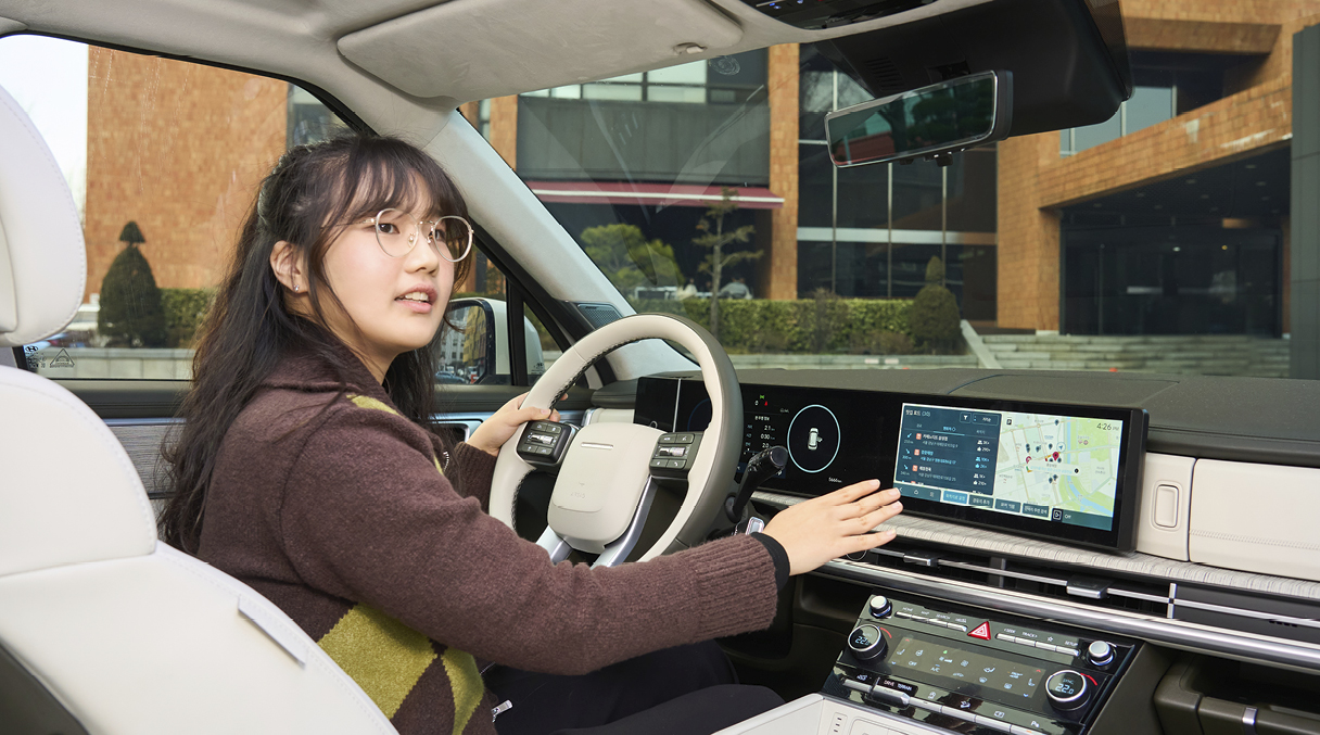 디 올 뉴 싼타페에서 맛집 로드 서비스를 조작하는 신수연 연구원