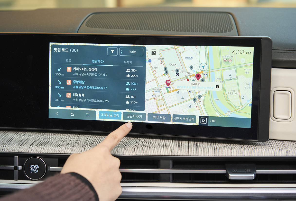 맛집 로드 서비스를 조작하는 모습