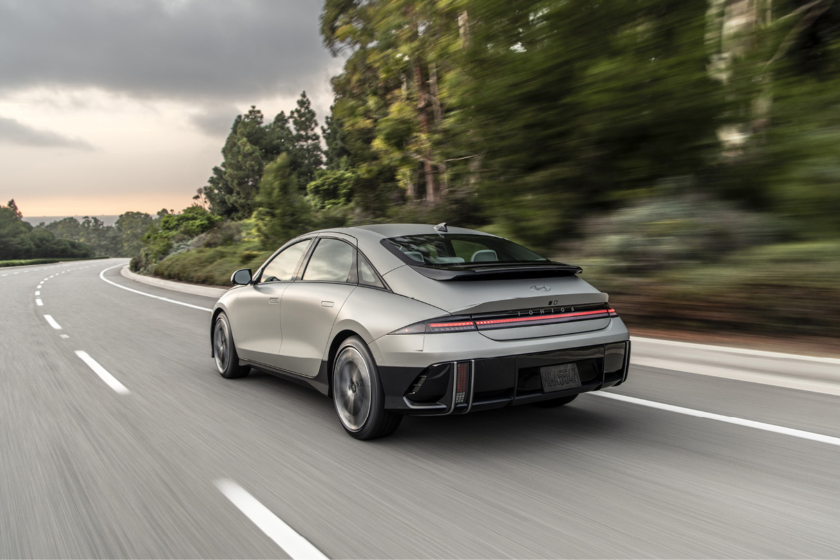 현대자동차 아이오닉 6의 주행 모습