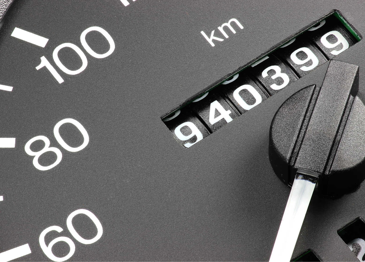 계기판 적산거리계를 사선으로 비춘 모습