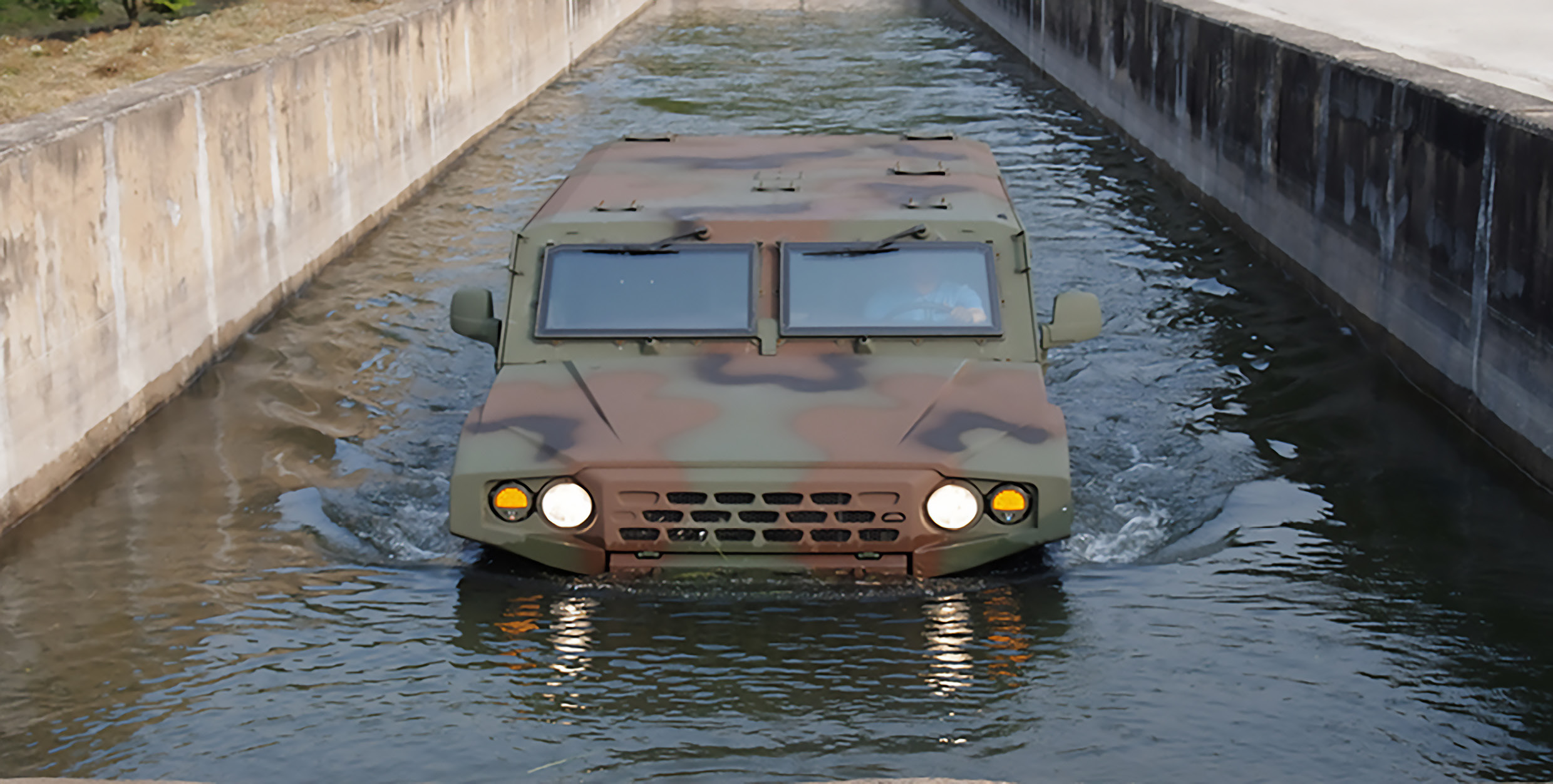 깊은 수로를 주행하고 있는 기아 군용차