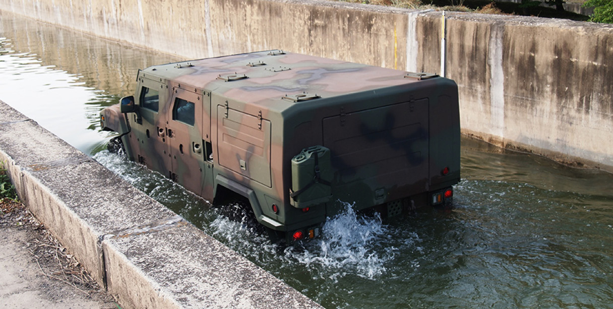 수로를 건너며 도하 능력을 시험하는 소형전술차량