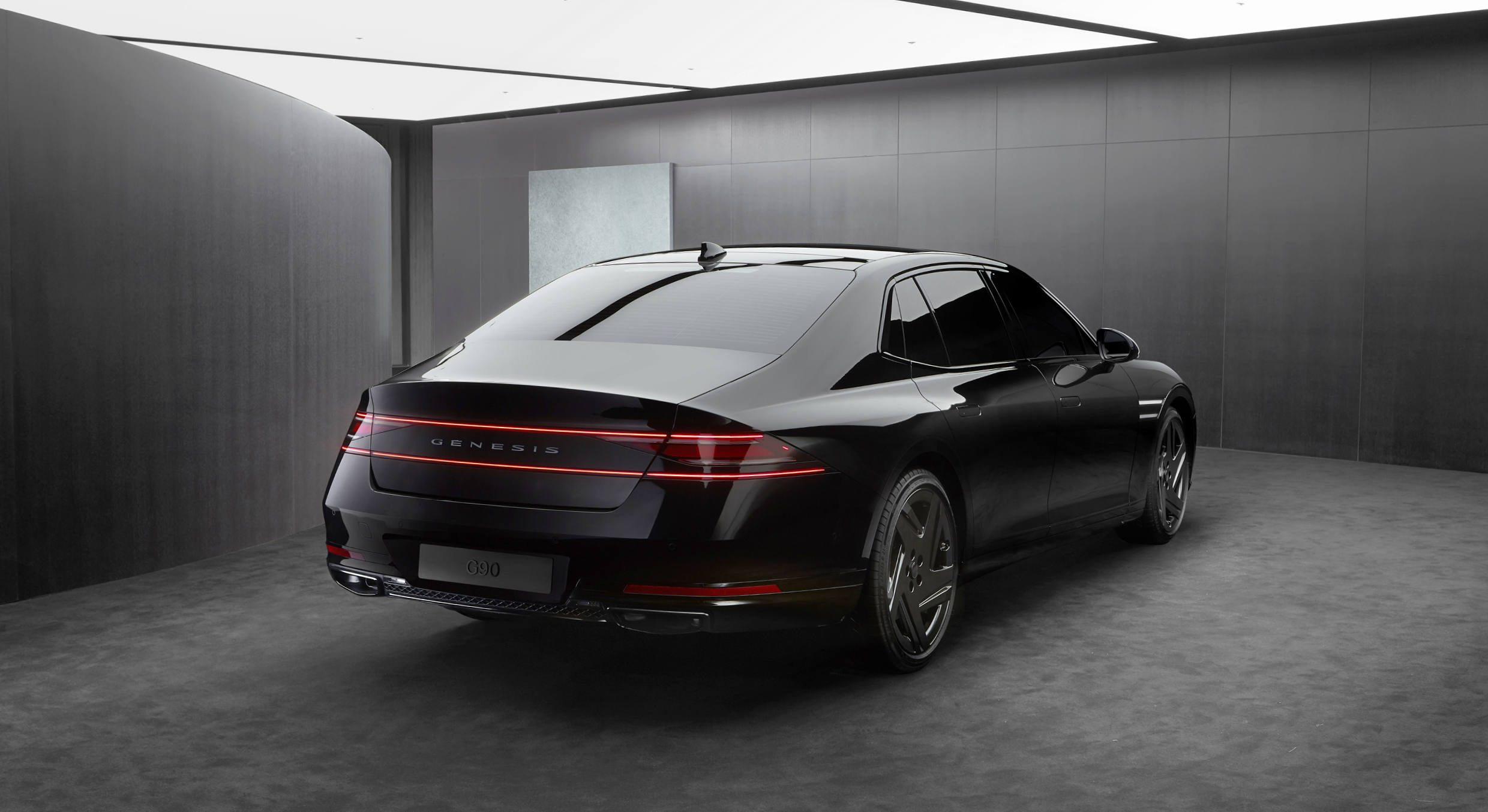 제네시스 G90 블랙의 측후면 모습