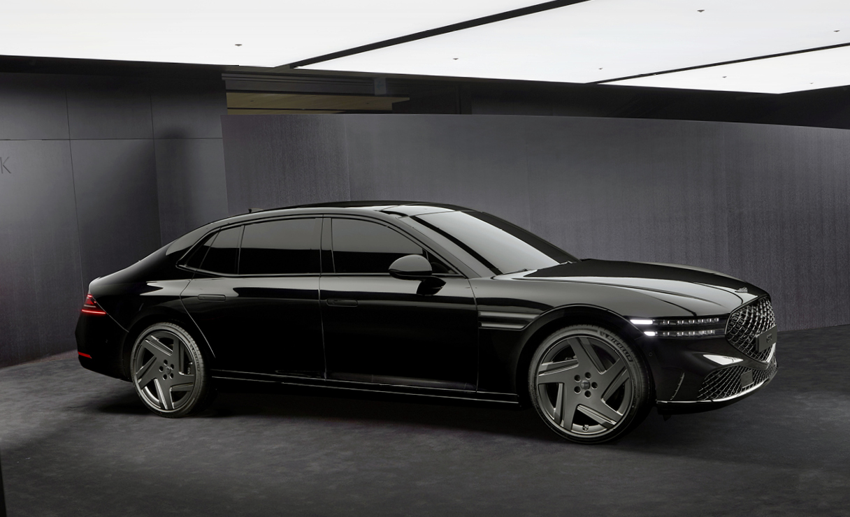 제네시스 수지에 전시된 G90 블랙의 측면