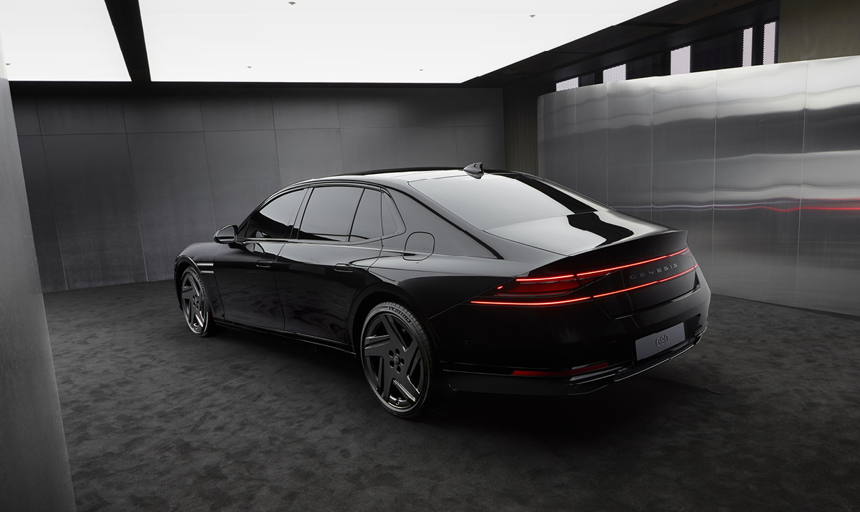 아트 살롱에 전시된 G90 블랙의 측후면