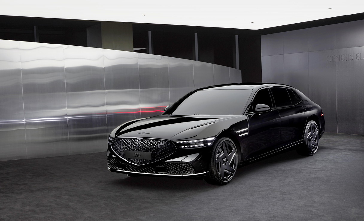 제네시스 수지에 전시된 G90 블랙의 전측면