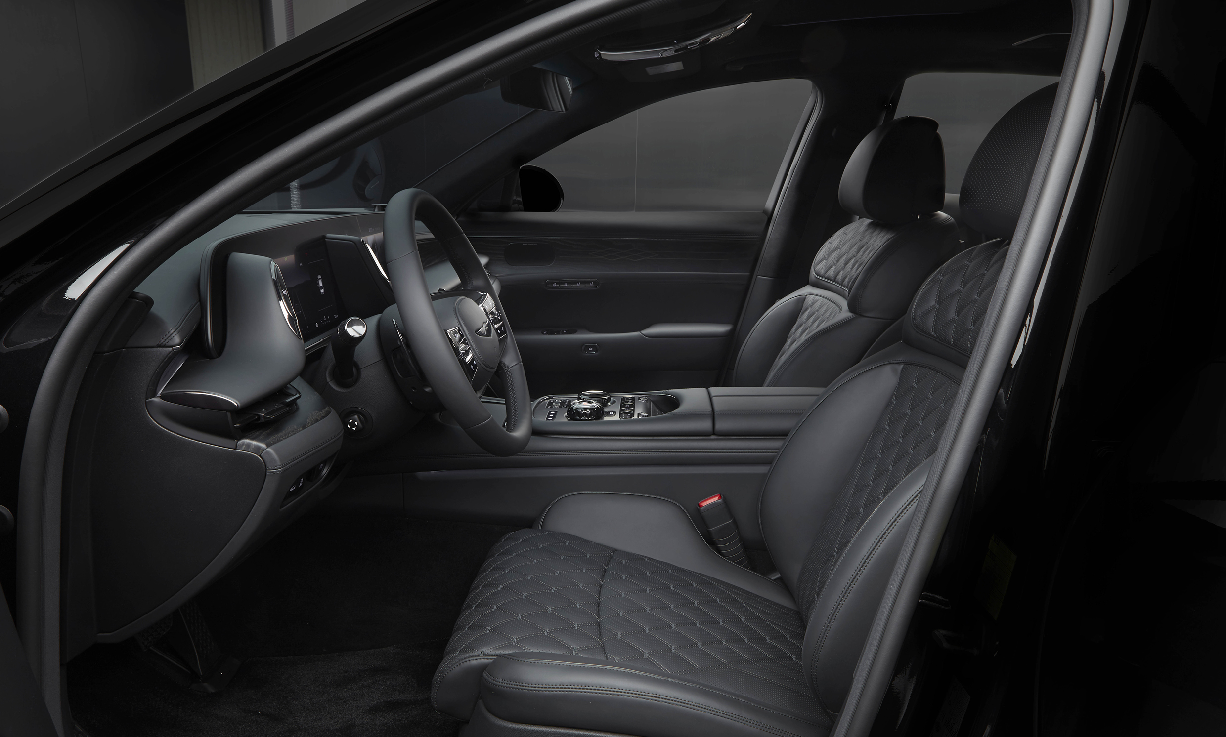 G90 블랙의 운전석 모습
