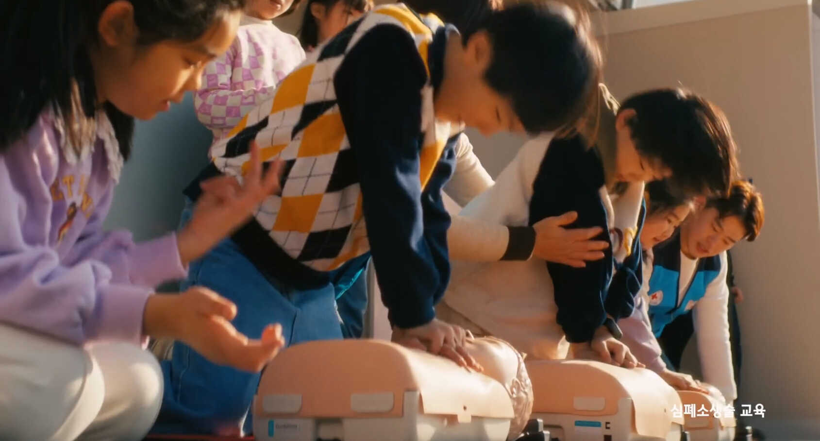 심폐소생술을 연습하고 있는 아이들의 모습