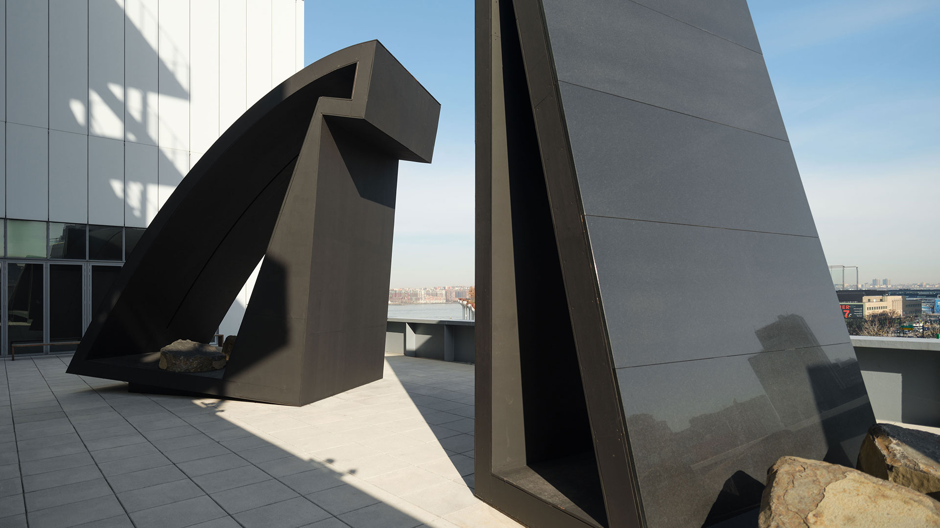 《현대 테라스 커미션: 토크와세 다이슨: Liquid Shadows, Solid Dreams (A Monastic Playground)》 전시 전경 출처: Photo: Steven Probert-3