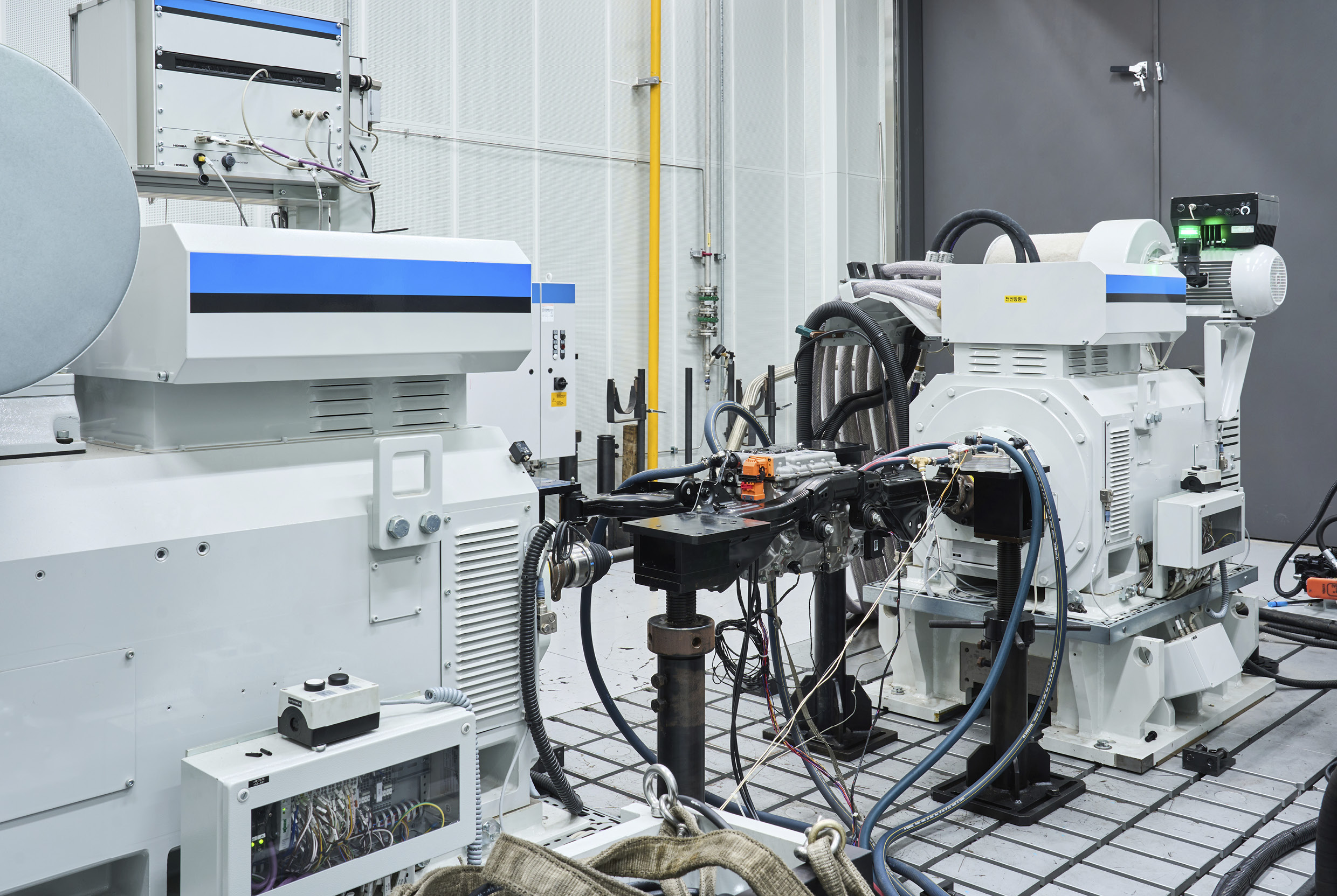 2축 시험실의 내부 전경