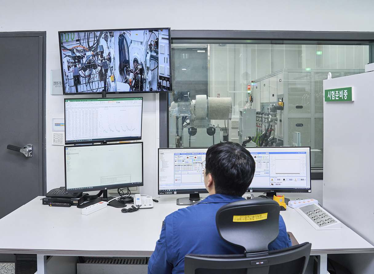 2축 동력계 시험 중인 연구원의 모습