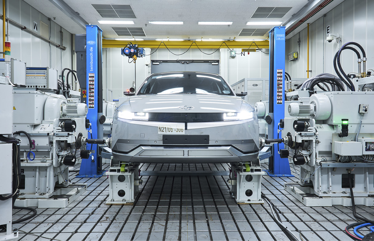 4축 시험실의 시험체로 쓰이는 전기차의 모습