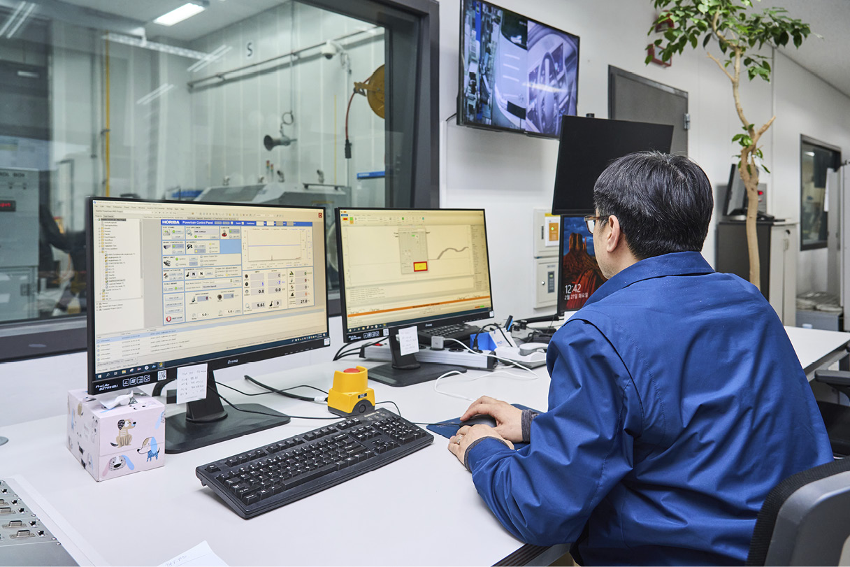 동력계 시험 현황을 확인하고 있는 연구원의 모습