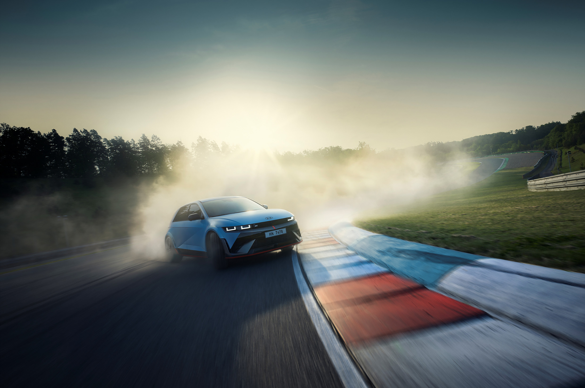 서킷을 주행하고 있는 아이오닉 5 N