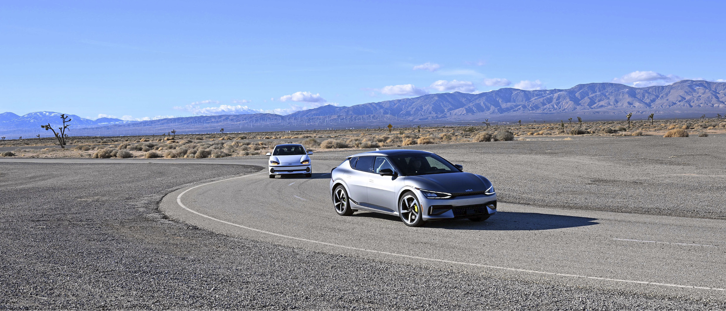 모하비 주행 시험장을 달리고 있는 전기차들