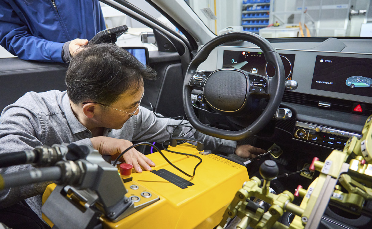 4축 시험실 차량의 내부를 점검하고 있는 연구원의 모습