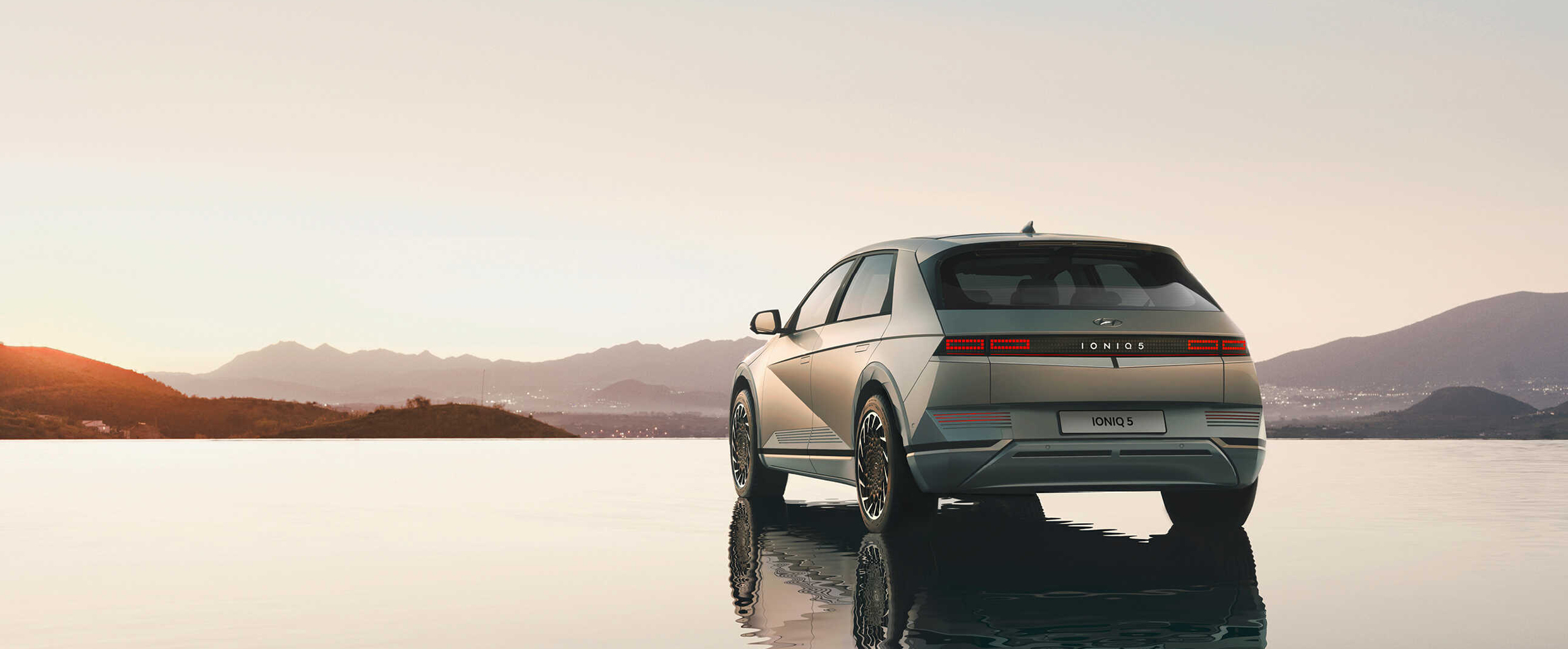 물 위에 서있는 아이오닉 5의 모습