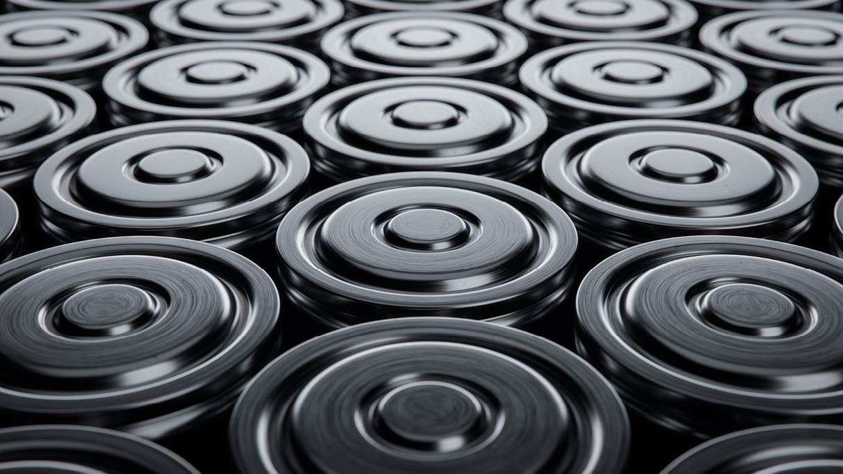 여러개가 모여있는 검은색 배터리의 모습