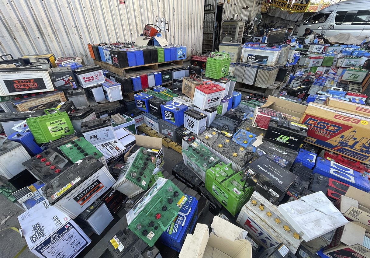 더 이상 사용할 수 없어 쌓아 모아둔 폐배터리들의 모습