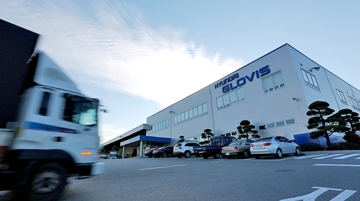 현대글로비스 거점 건물로 들어가는 트럭의 모습