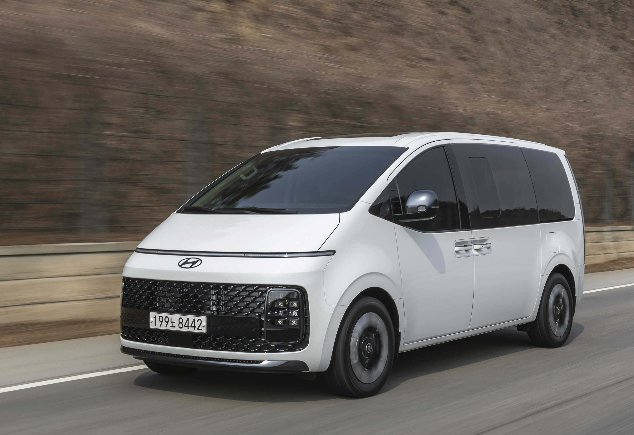 고속도로를 주행하는 흰색 스타리아 전측면 모습