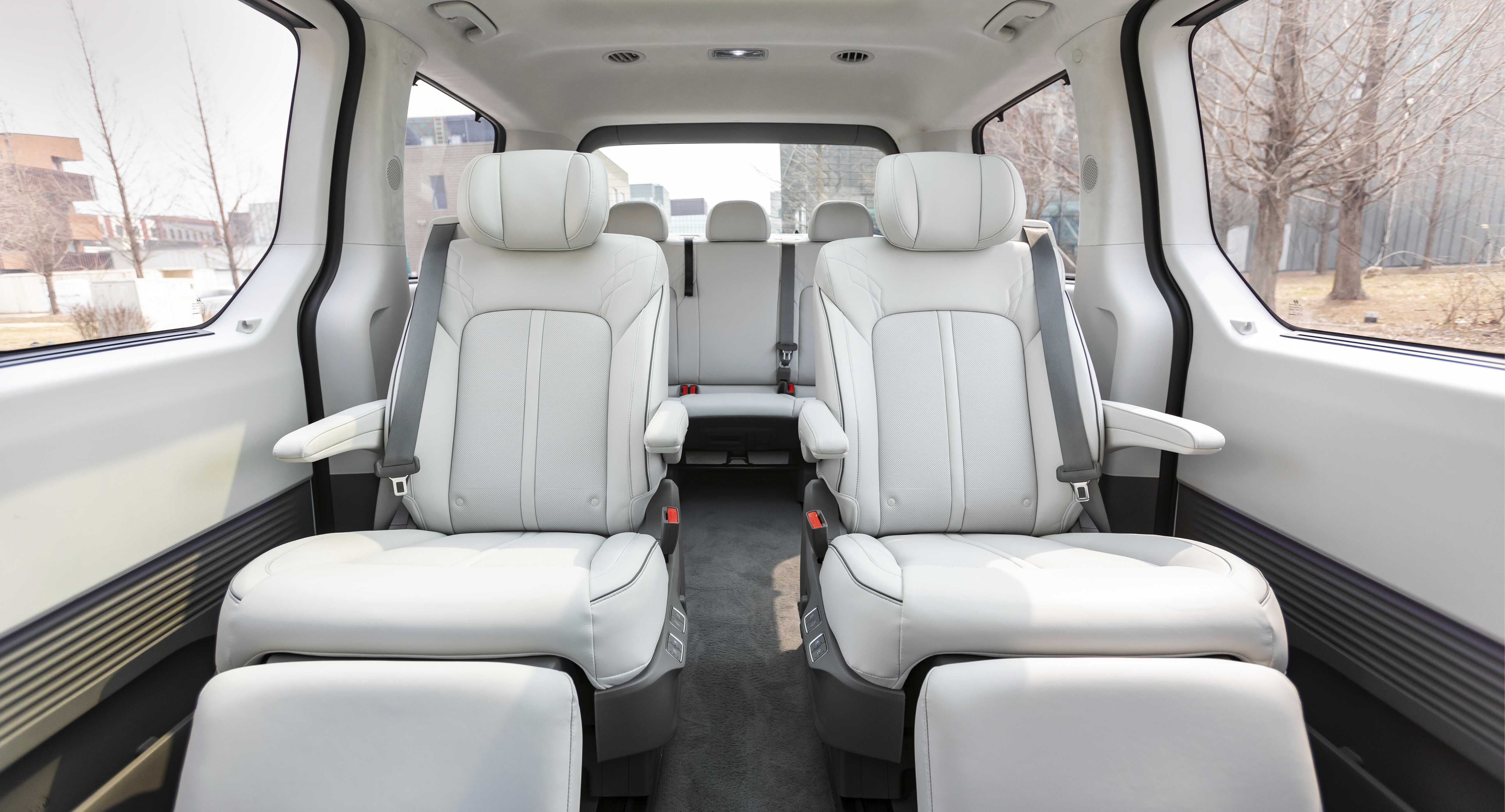 흰색 2열 시트와 3열 시트가 내다 보이는 모습