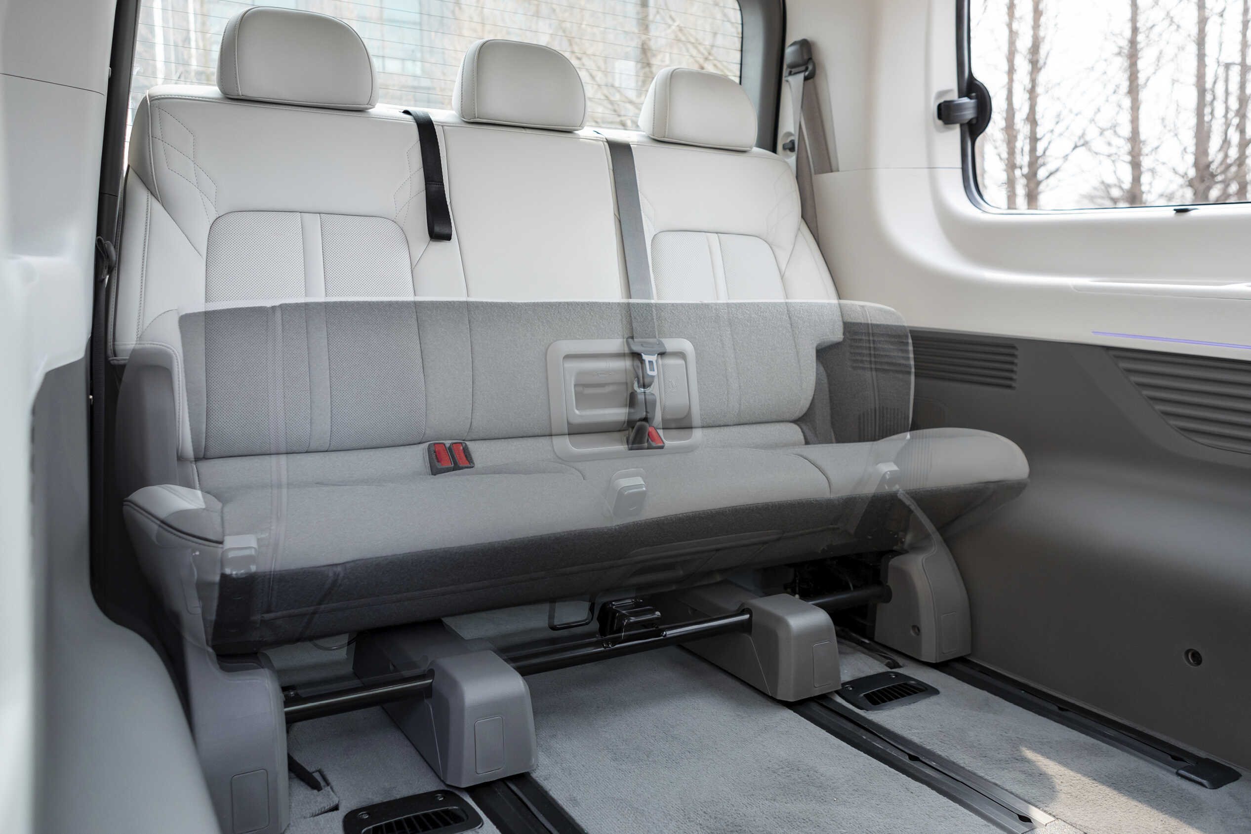 3열 시트 방석을 들어올린 모습